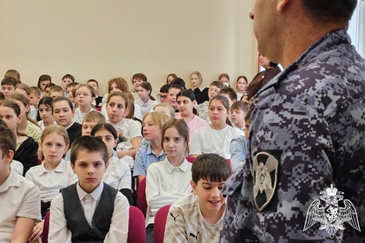 В Ставрополе росгвардейцы провели для гимназистов профилактическое занятие