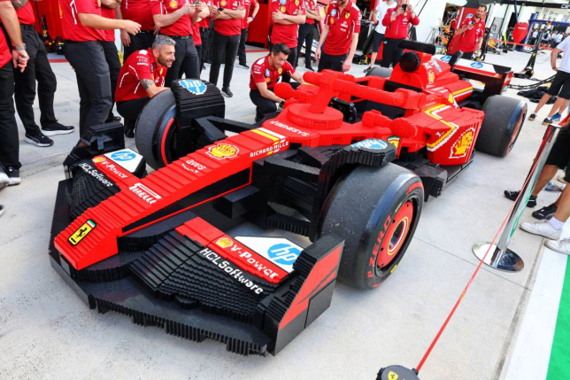 Машина Ferrari, построенная из Lego, фото XPB