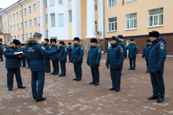 В институте прошел строевой смотр зимней формы одежды