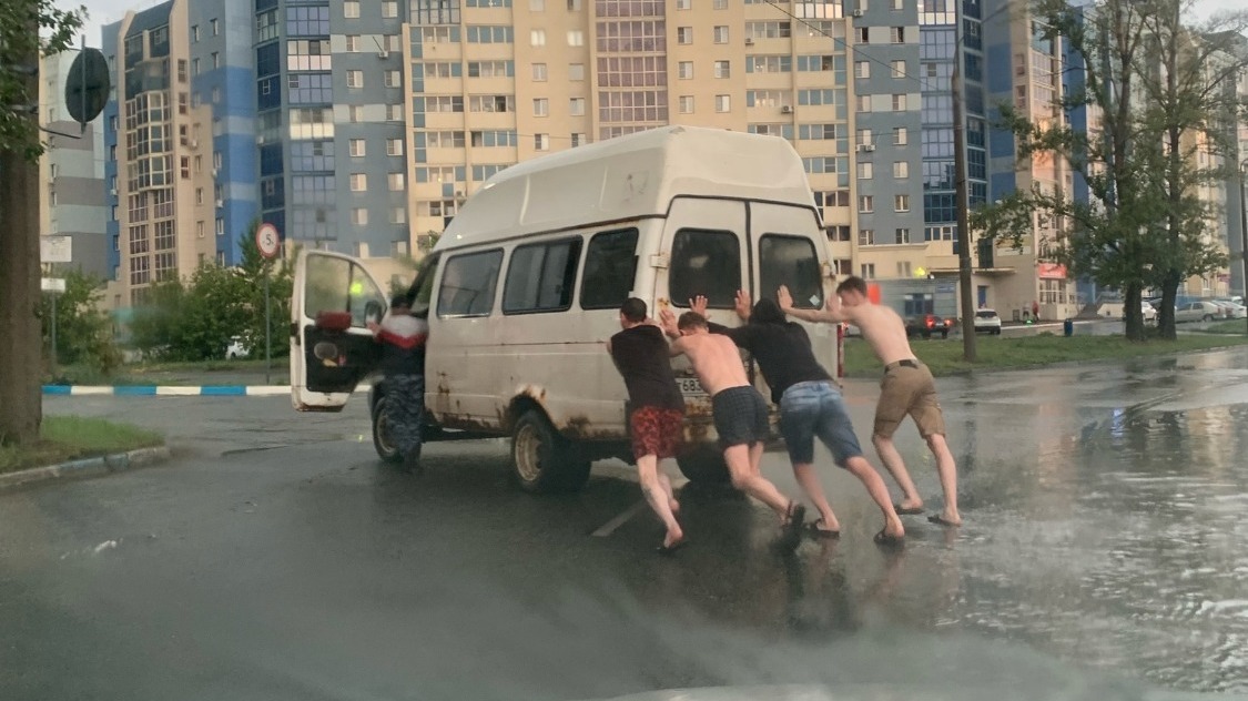 Утонул автобус барнаул. Ливень в Челябинске. Ливень фото. Дождь из машины.