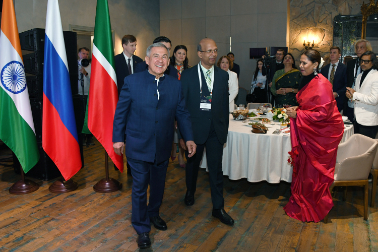 Сегодня Рустам Минниханов принял на деловом завтраке в отеле Luciano «уважаемых друзей» из Индии, в том числе посла Индии в России Виная Кумара