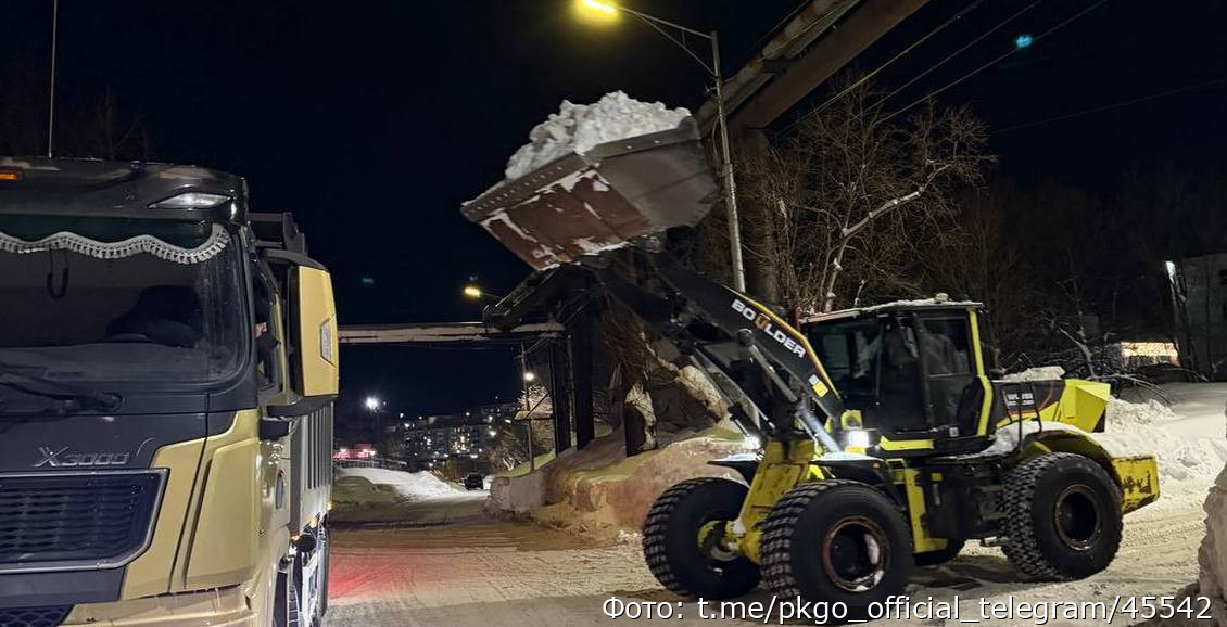 В ночном Петропавловске продолжаются работы по уборке и вывозу снега