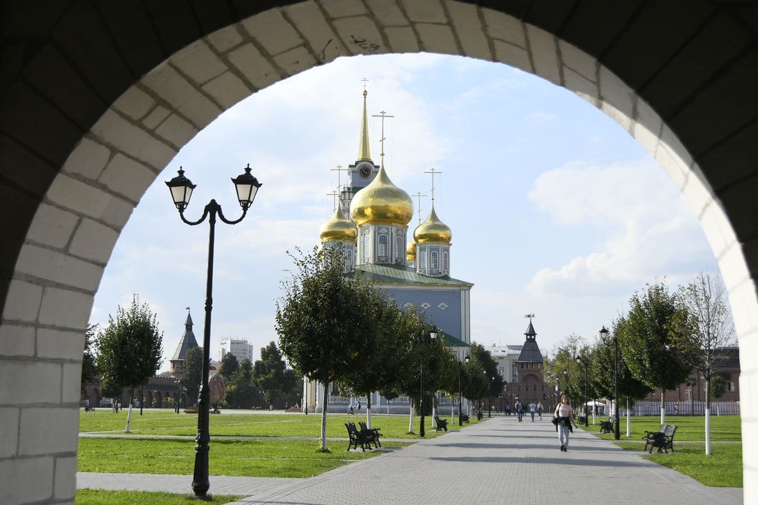 Какой город по братьям тулы. Тульский Кремль сцена. Пятницкая башня Тула. Тула дождь. Сцена на площади тульского Кремля.