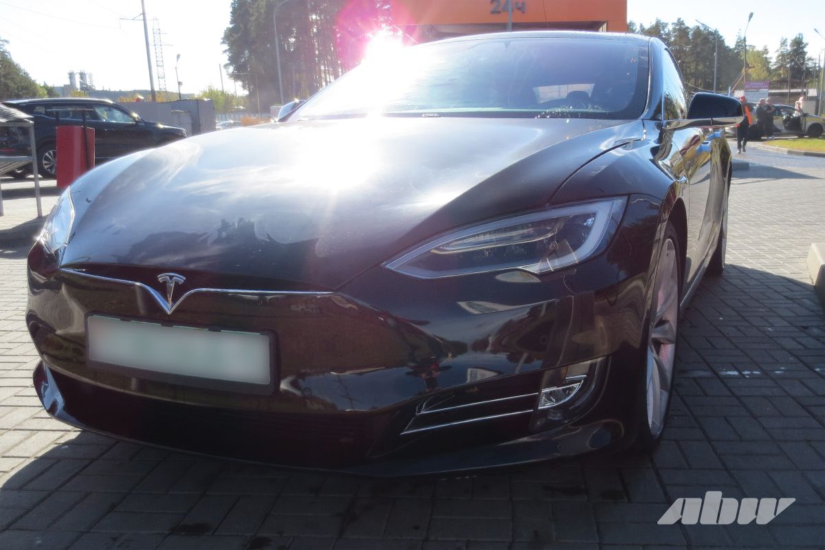 Tesla_Model_S_спереди_слева