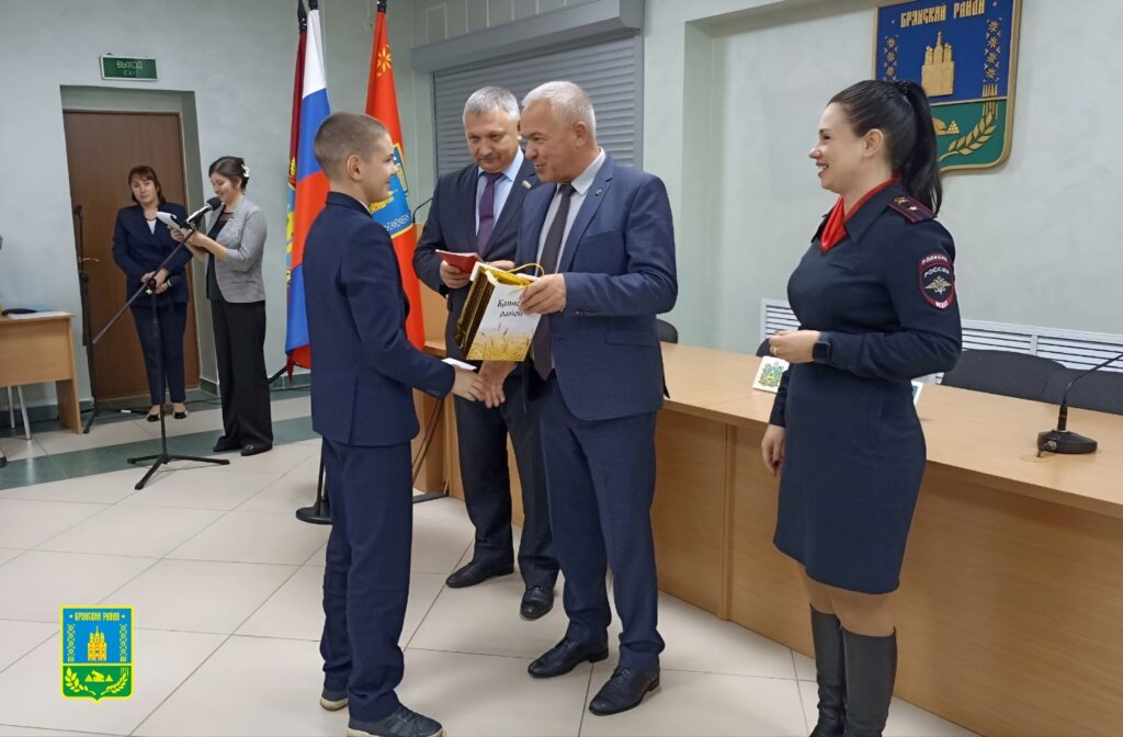 Юным жителям Брянского района торжественно вручили первые паспорта
