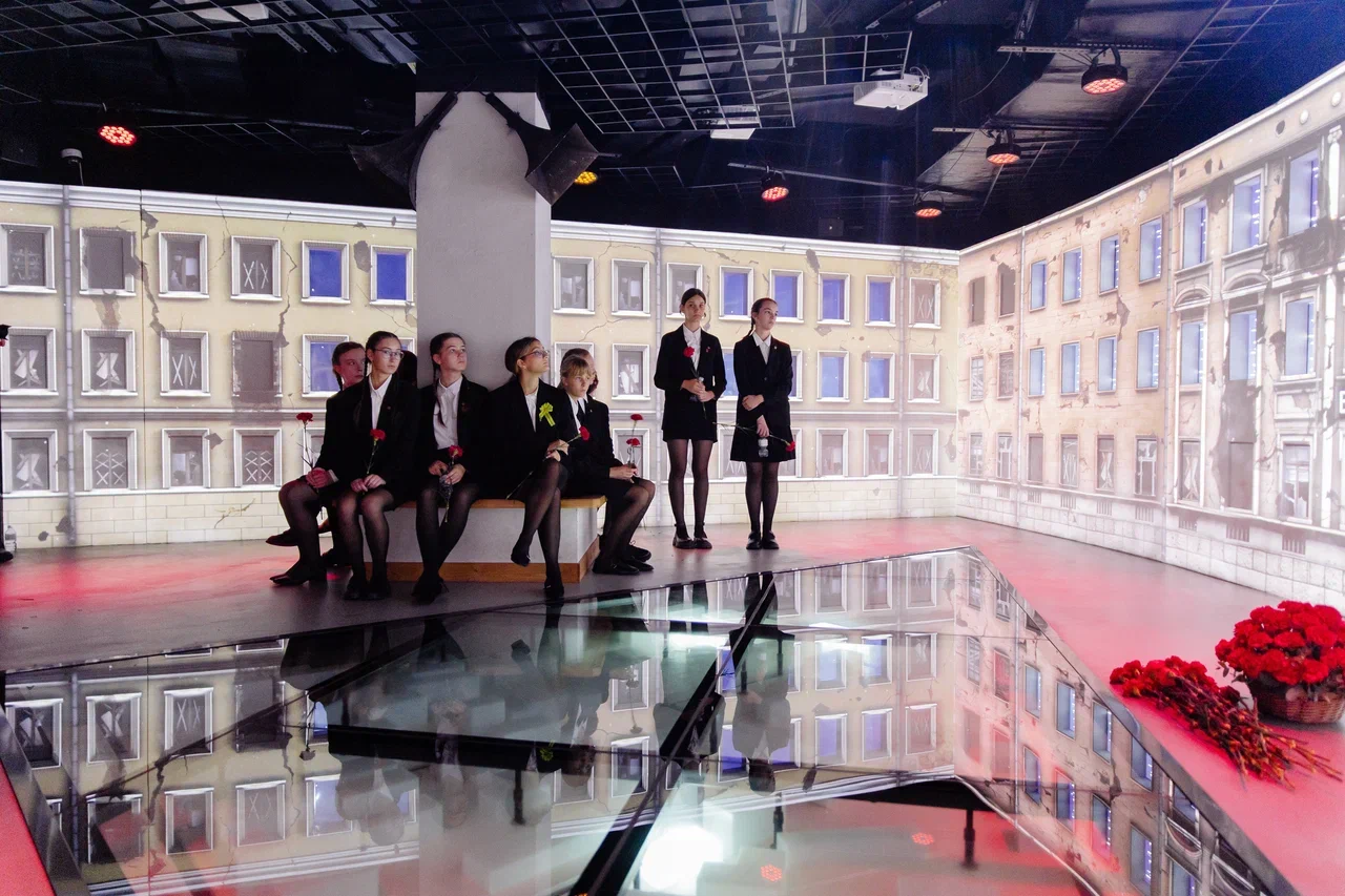 Школьники Петроградки почтили память жертв блокады на Левашовском хлебозаводе4