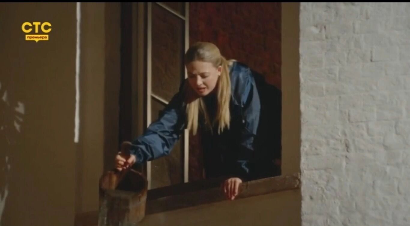 Аня Покров лила воду с высоты