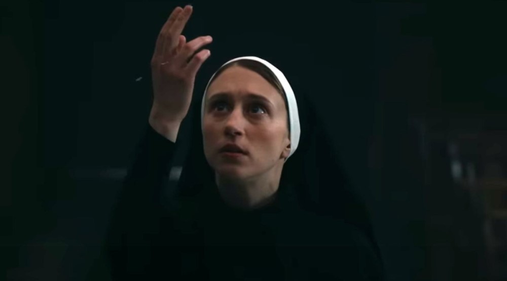Кадр из фильма «Проклятие монахини 2» (2023)