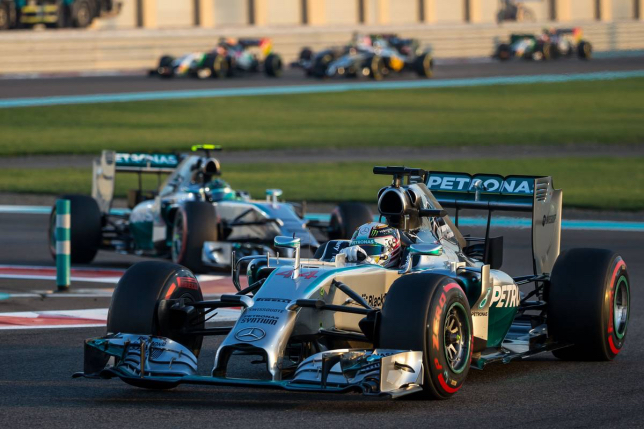 Льюис Хэмилтон за рулём Mercedes W05 на трассе в Абу-Даби, 2014 год, фото XPB