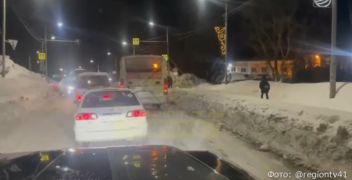 Наполовину расчищенная дорога парализовала движение в бывшем Ленинском районе