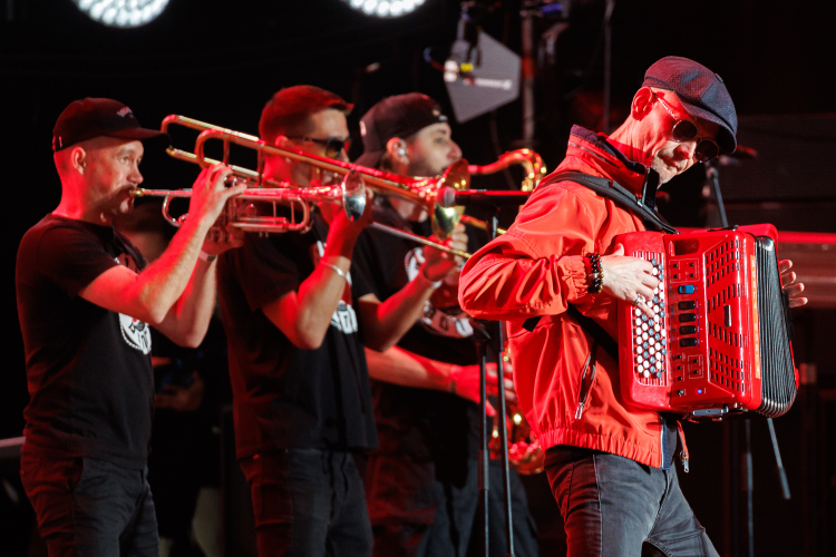 «Я всегда говорю, что у группы «Волга-Волга» две линии развития — каверы и пласт своих творческих альбомов. Когда мы почувствовали, что, оказывается, можем быть и коммерчески успешными, то встали на эти рельсы»