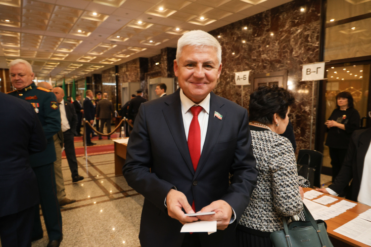 Одна из целей — снять Марата Галиева из числа даже потенциальных кандидатов в Госдуму нового созыва. В списки он мог попасть по неформальной «квоте СВО», заручившись поддержкой из Москвы. Резонанс, который вызвала инициатива Галиева, достаточен, чтобы положить конец любым политическим амбициям депутата