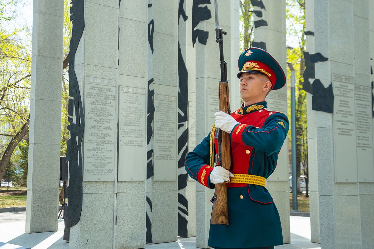 Мероприятия в тюмени на 9 мая 2024. Возложение цветов к памятникам Великой Отечественной войны. Статуя день Победы. Сквер Якова Неумоева Тюмень. Памятники ВОВ В Тюмени.