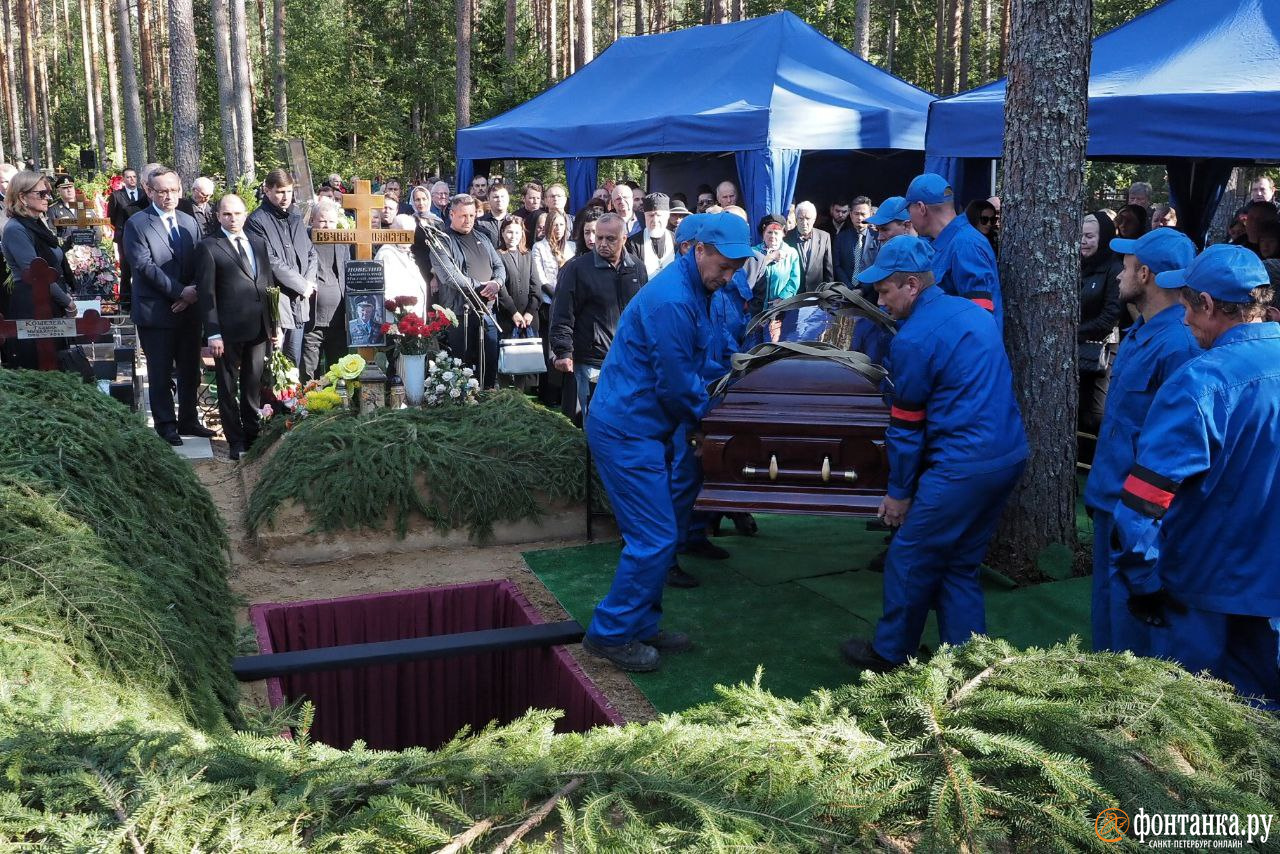 могилы военных. алейск могилы погибших на украине. похороны адмирала лобанова. похоронили с почестями. погребение военнослужащих с воинскими почестями.