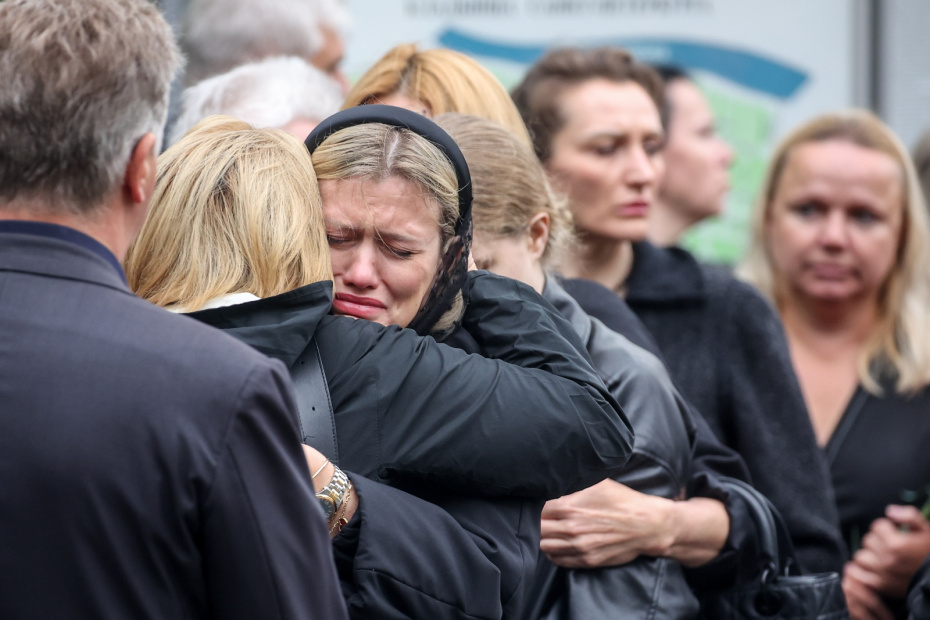 Светлана Старовойт (бывшая жена) перед началом церемонии похорон Романа Старовойта