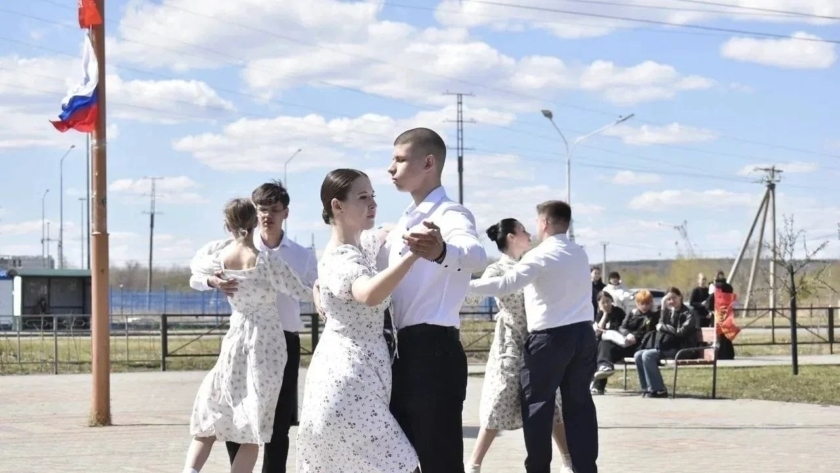 Вальс, каша и сухой душ: в микрорайоне Благовещенска прошла акция в честь Дня Победы - gtrkamur.ru