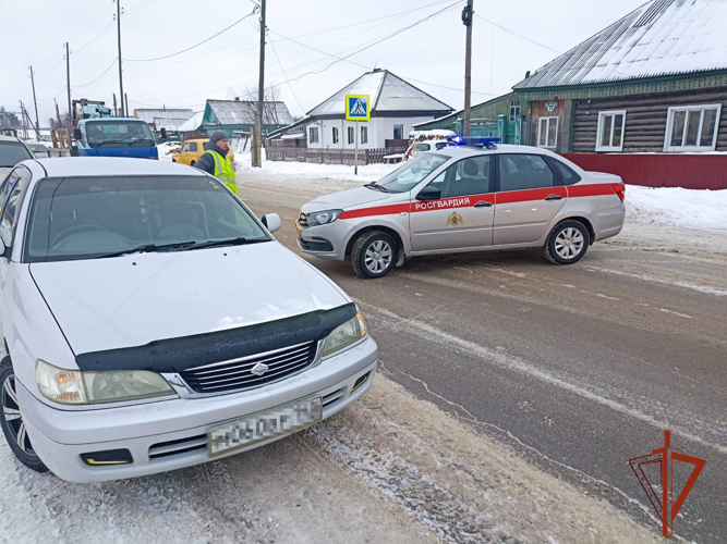 Росгвардейцы первыми пришли на помощь в тушении загоревшегося автомобиля в Томской области