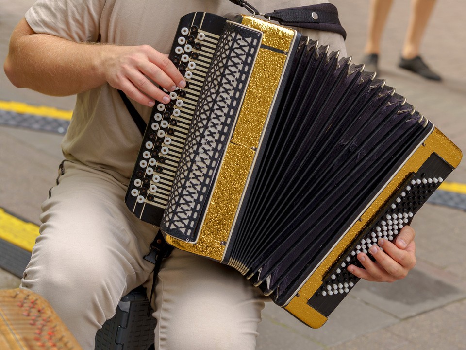 В Солнечногорск зарулил блогер-велосипедист, который путешествует по стране с аккордеоном