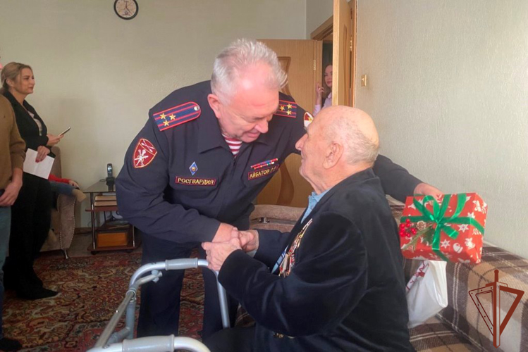 98-летнего ветерана Великой Отечественной войны поздравили с Новым годом росгвардейцы в Томской области