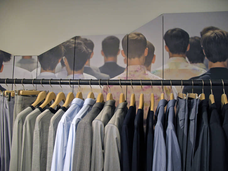 Человек вешает вещи. Гардероб девушки. Задания чего в одежде не хватает. Покупатель на кассе. Не хватает одежды.