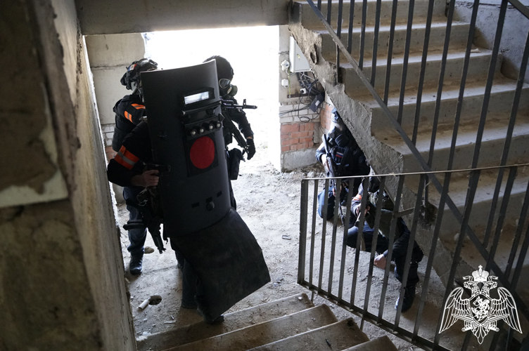 В Новгородской области под руководством командующего Северо-Западным округом Росгвардии Героя России генерал-лейтенанта Сергея Буракова прошло тактико-специальное учение