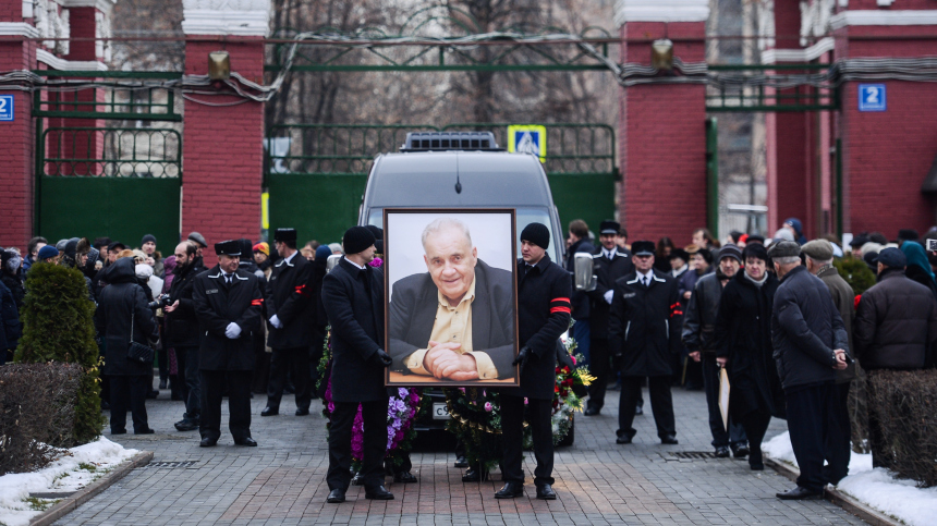 «Толпа!» — дочь Эльдара Рязанова опровергла слова Мягкова о пустых похоронах отца