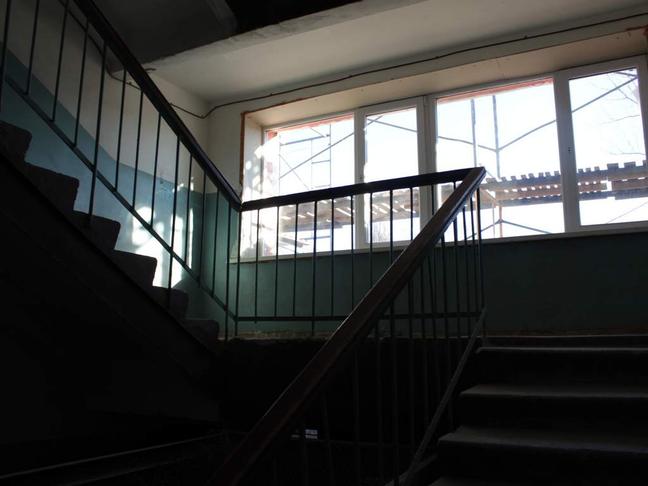 Дверь в квартиру на лестничной клетке. Шепот шебекино подъезд в подъезде. Окно в подъезде. Подъезд. В подъезде шебекино.