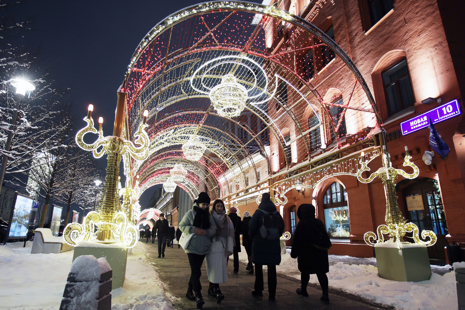 Метро в новогоднюю ночь 2023 москва. Москва Новогодняя декабрь 2021. Новогодняя ночь в Москве 2021. ВДНХ В новогодние праздники. Новый год в Москве.