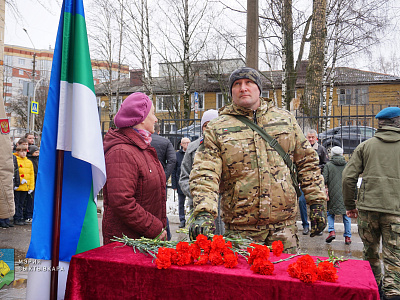 На здании сыктывкарской школы установили мемориальную доску в честь бойца СВО, фото 4