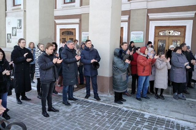 Машину с гробом провожали долгими аплодисментами.