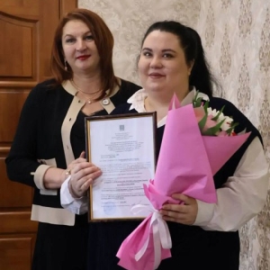 Ирина Войнова вручила жилищные сертификаты 