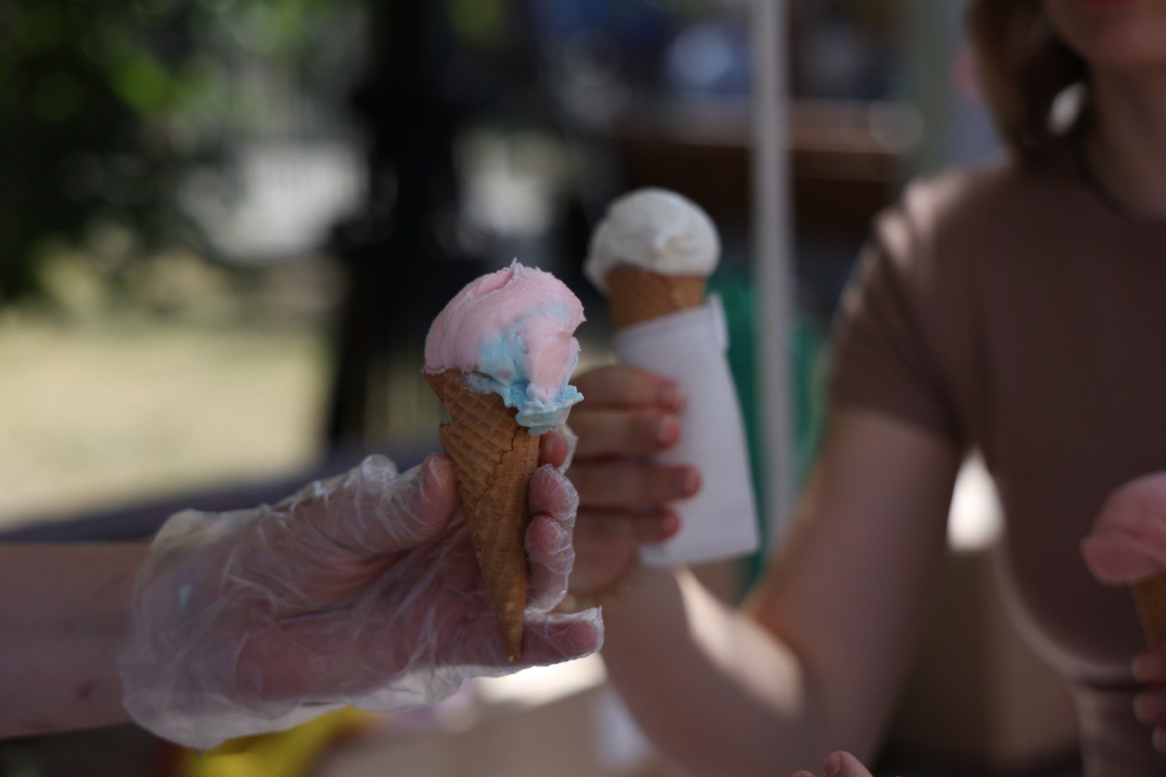 Раздаем морожена. Форма для продавца мороженого. Дети с мороженым в парке. Мороженое в гуме москва. Раздаем морожена.