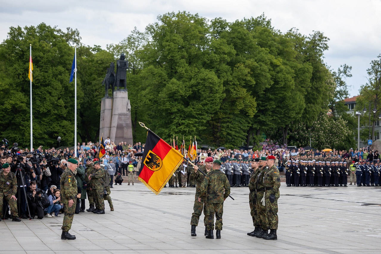 Вручение полкового знамени на церемонии формирования 45-й танковой бригады в Вильнюсе, 22 мая 2025 г.