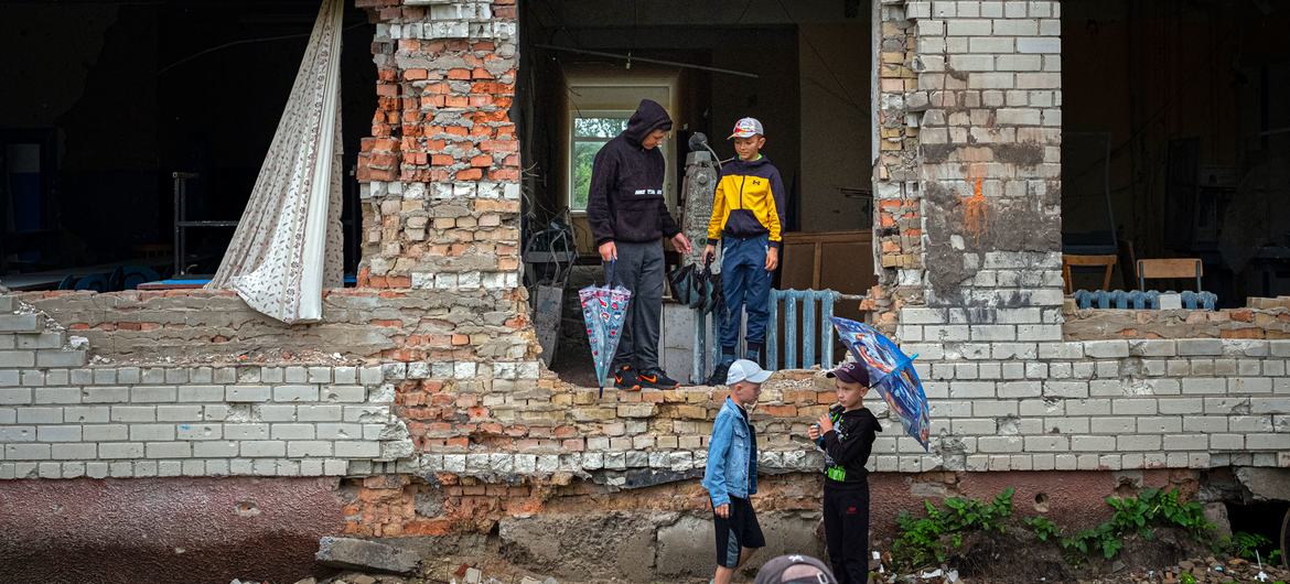 Дети в разрушенной школе, Украина.