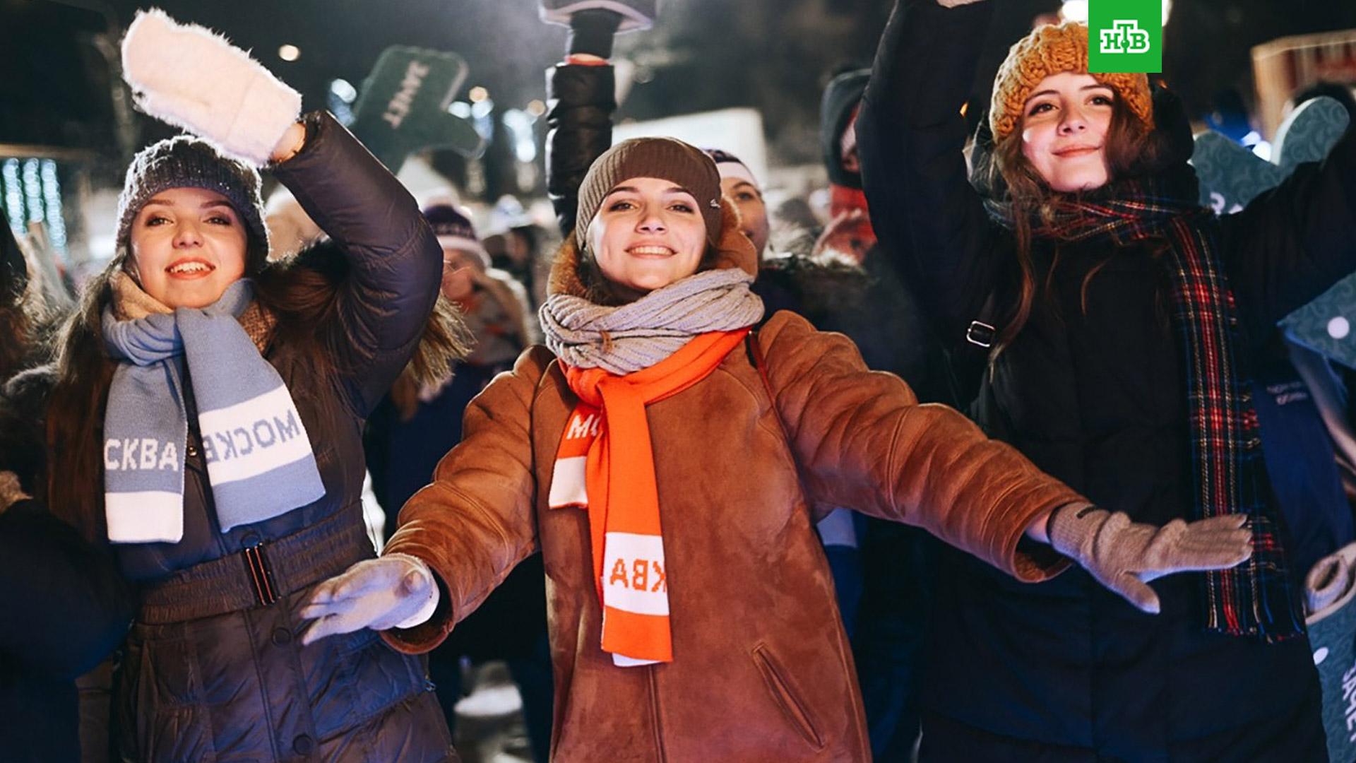 студенты на катке. московская молодежь зимой. москва красная площадь гум-каток. татьянин день мгу. Proлёд каток в саду «эрмитаж».