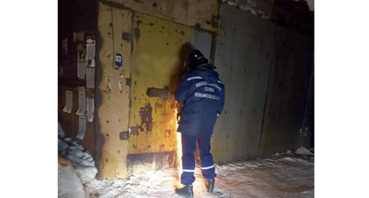 Задохнулись выхлопными газами. Отравление выхлопными газами в гараже. Мужчина в гараже. Газовая служба фото происшествия.