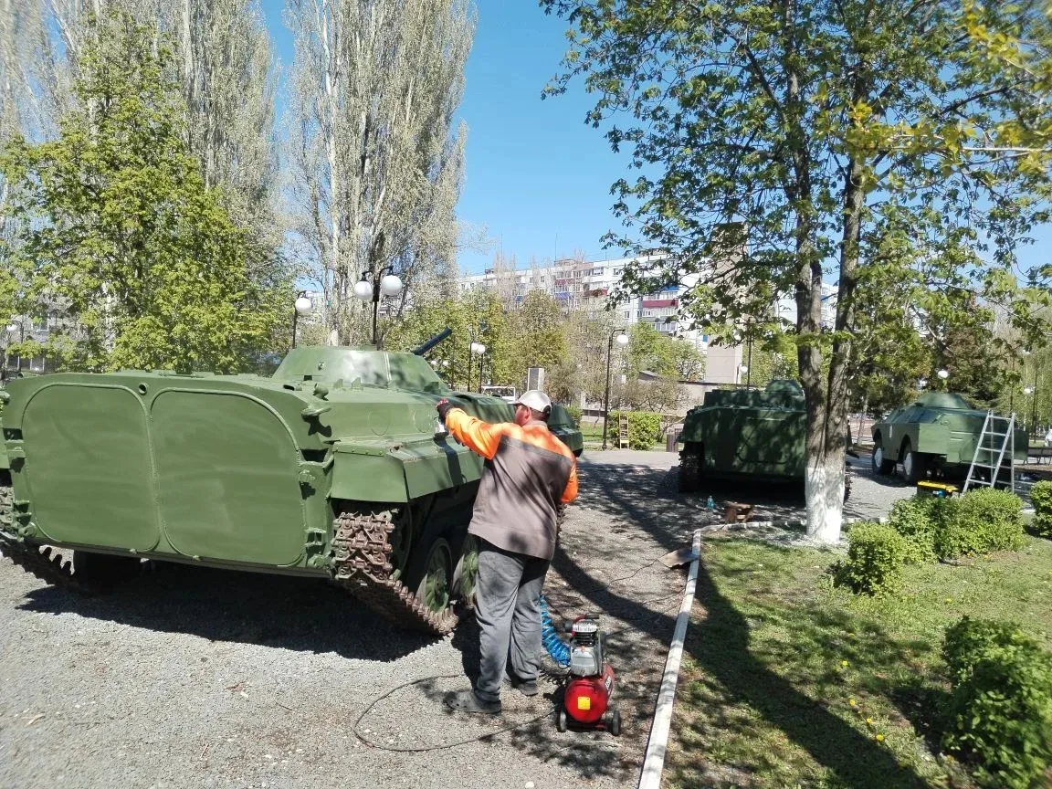 В преддверии Дня Победы в Балаково приводят в порядок Аллею Героев на улице Факел Социализма