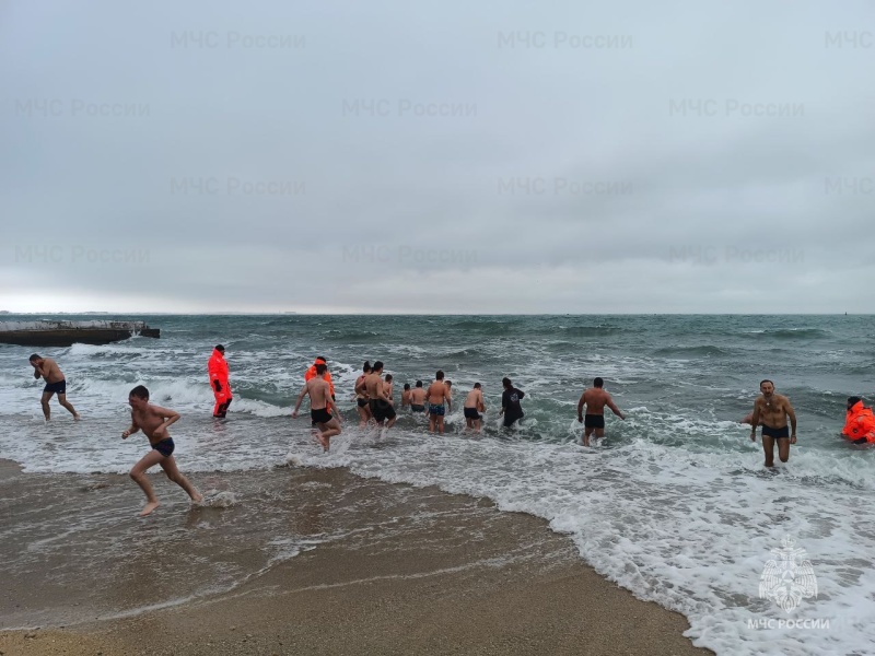 Крымские спасатели обеспечили безопасность во время крещенских кyпаний