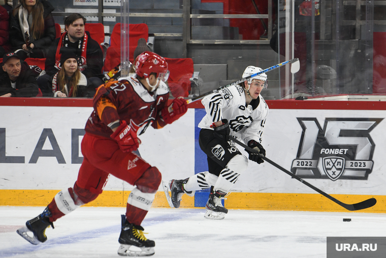 День уральского рока на встрече ХК Автомобилист т ХК Трактор. Екатеринбург, хк трактор, шабанов максим