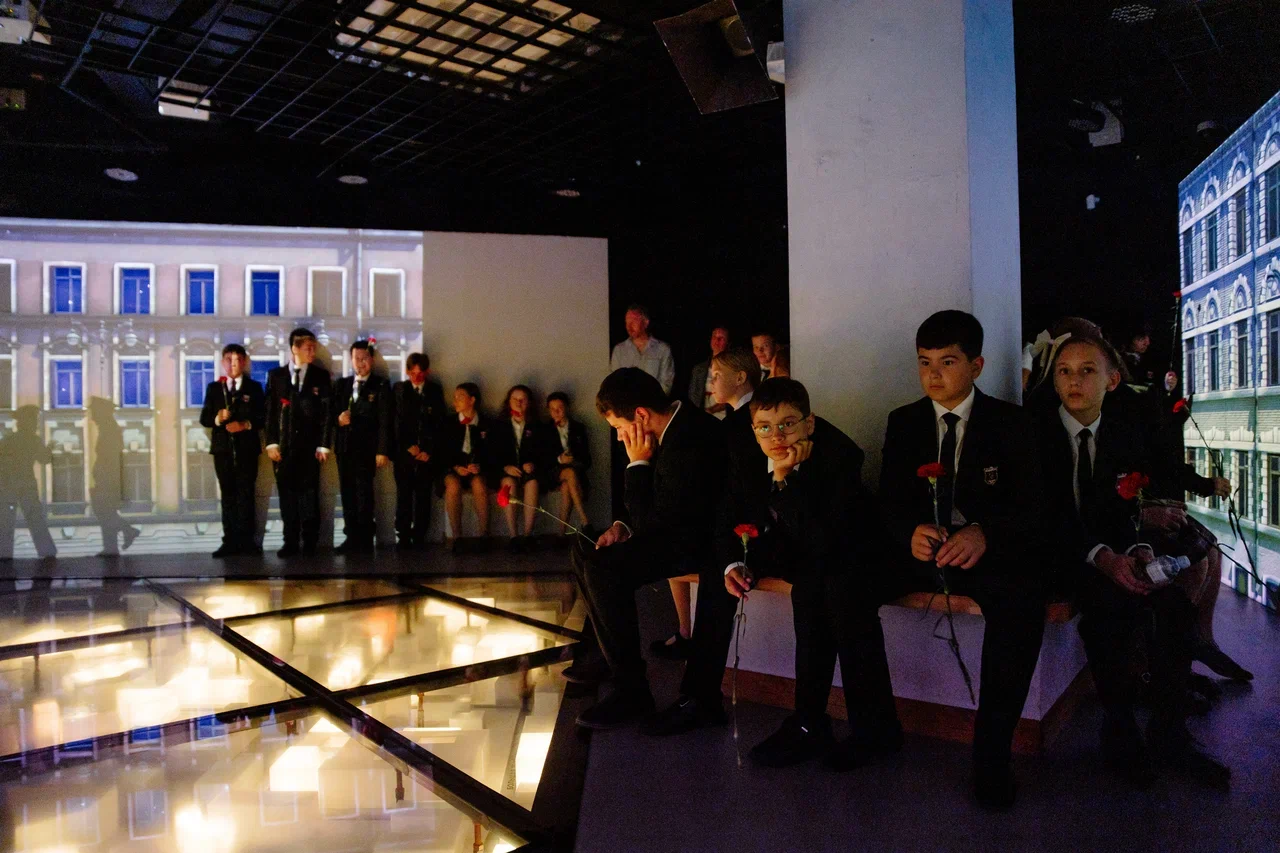 Школьники Петроградки почтили память жертв блокады на Левашовском хлебозаводе3