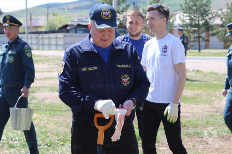 Сотрудники Главного управления продолжают высадку деревьев в рамках Всероссийской акции «Сад памяти»