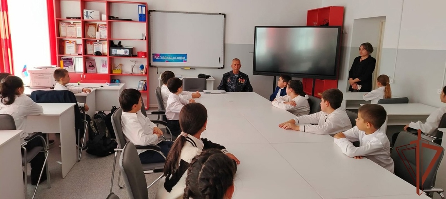Встречи с подрастающим поколением проводят представители Северо-Кавказского округа Росгвардии