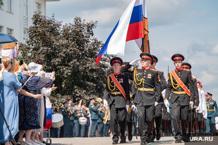 Церемония началась с выноса флага России и знамени Пермского суворовского военного училища