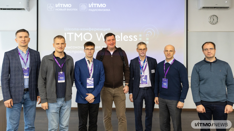 Организаторы и участники ITMO Wireless 2025 (слева направо): Константин Лемберг, Станислав Глыбовский, Андрей Саянский, Роман Масленников, Максим Никольский, Александр Волошин и Роман Салимов. Фото: Дмитрий Григорьев / ITMO NEWS 
