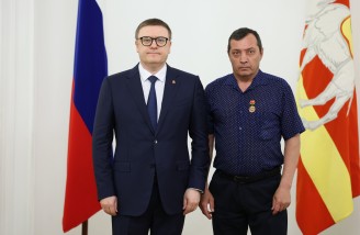 Алексей Текслер вручил государственные и региональные награды южноуральцам. Автор фото - Наиль Фаттахов 