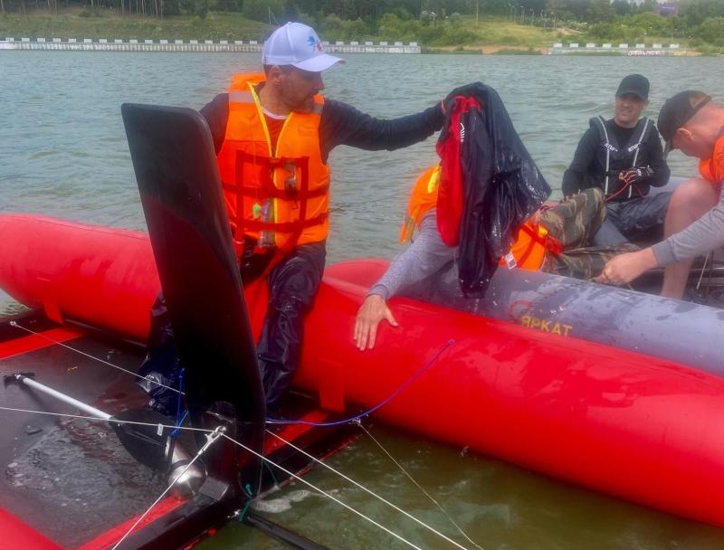 Люди прыгают с катамарана в море