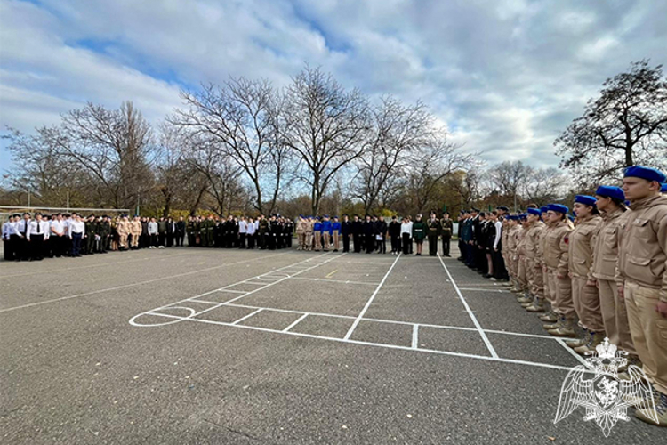 Под руководством сотрудника Росгвардии юнармейцы успешно сдали юнармейский норматив в Пятигорске