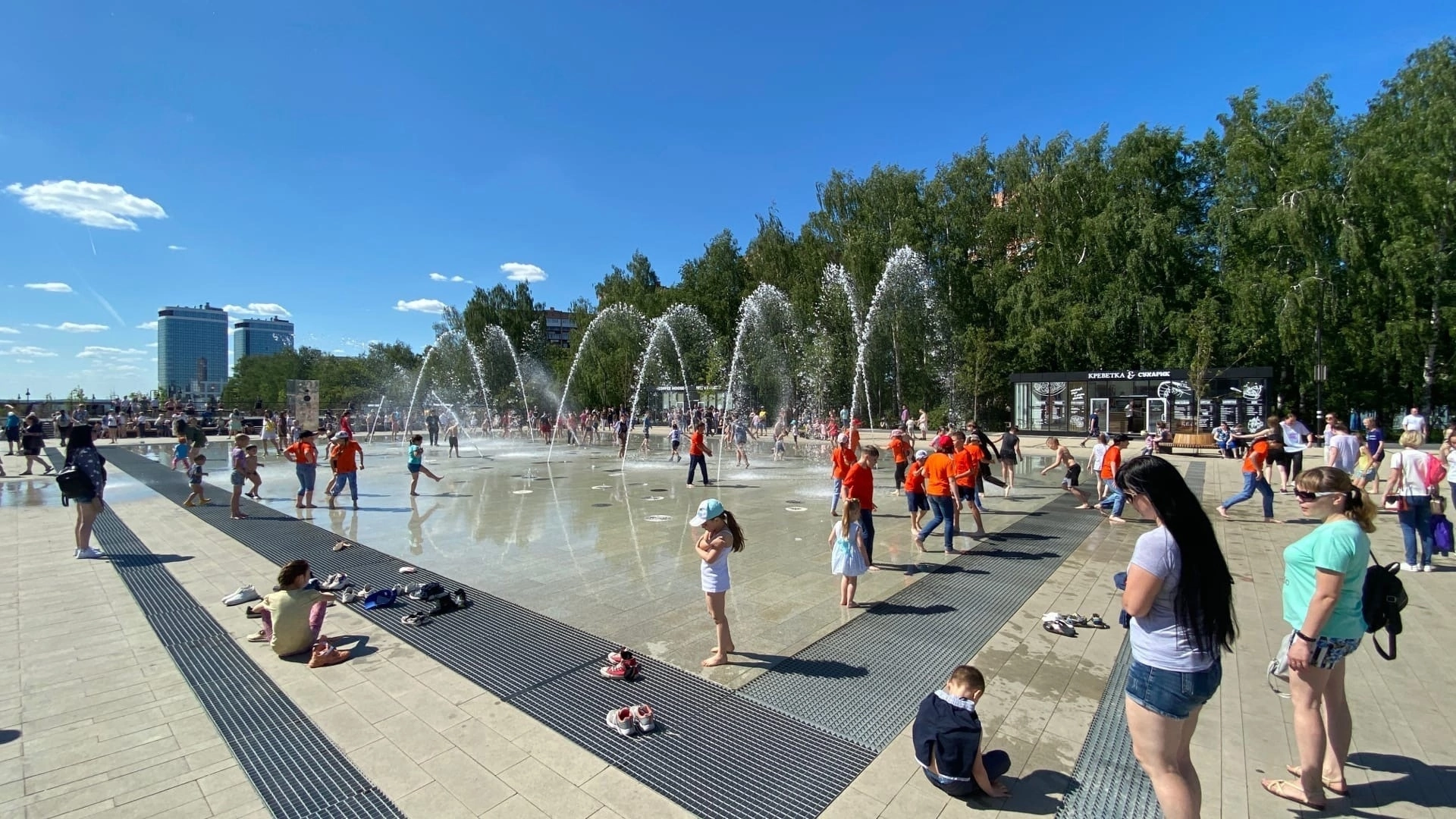 Площадь ижевска. Фонтаны в Ижевске на центральной площади. Центральная площадь Ижевск фонтаны 2015 год. Вода на центральной площади в Ижевске. Центральная площадь Ижевск 2017 год.