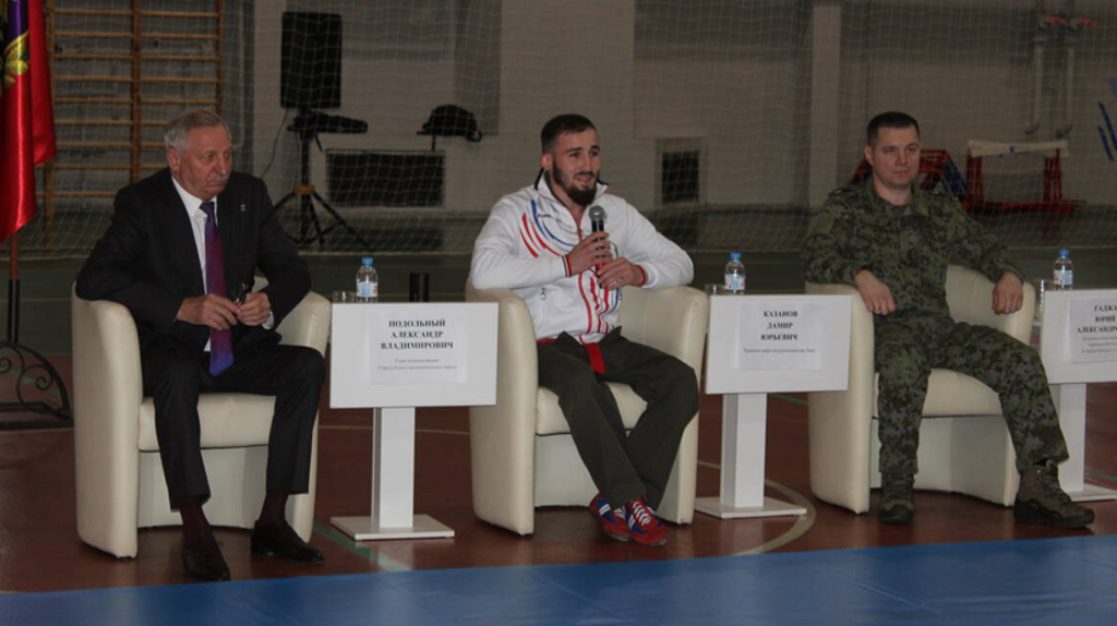 В Стародубе чемпион мира по рукопашному бою Дамир Казанов встретился со школьниками