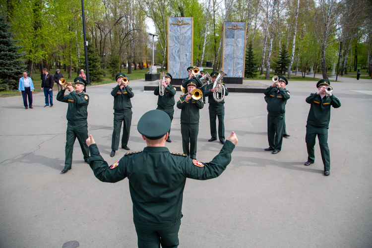 Военный оркестр Росгвардии выступил на поднятии копии Знамени Победы в Челябинске